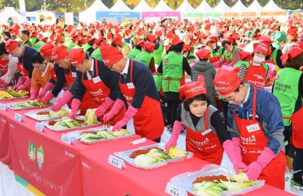 김장 담그는 박원순 서울시장