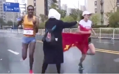 [강동균의 차이나 톡] 국기 받으려다 결승선 앞두고 우승 놓친 中 마라톤 선수