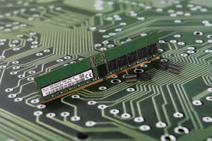 SK하이닉스&nbsp;&nbsp;반도체업계 최초 'DDR5 D램' 개발
