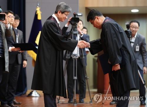 김명수 대법원장 "사법부 위기, 법관이 기본·원칙 못 지킨 탓"