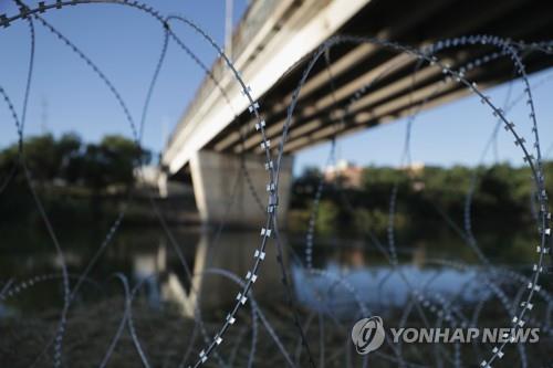 '캐러밴 막아라'…美, 멕시코 국경에 군인 7천명 사전배치