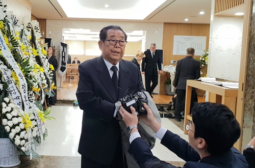 '영원한 스타' 신성일 입관…엄앵란 "인생은 연기야"