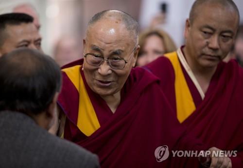 달라이 라마 "후계자 선출 민주적으로…교황 선출방식도 가능"