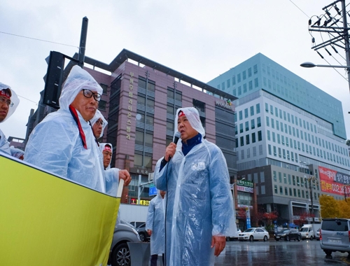 한국GM 노조, 홍영표 대표 지역사무실 점거 농성