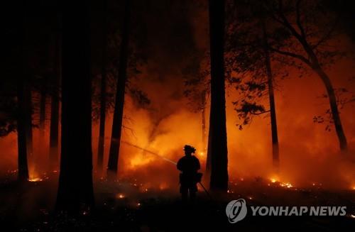 美 캘리포니아 역대 최악 산불로 신음…주민 25만명 대피