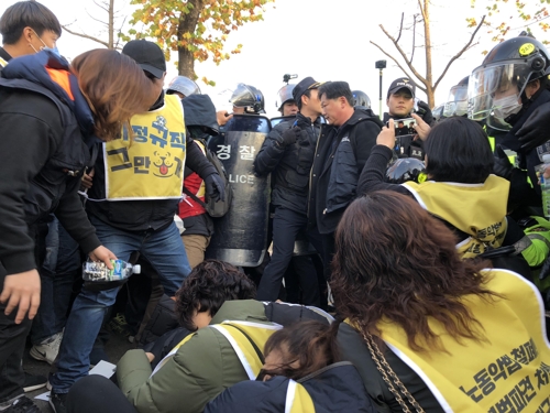 비정규직들, 대통령에 대화 촉구…경찰 대치 중 3명 병원행