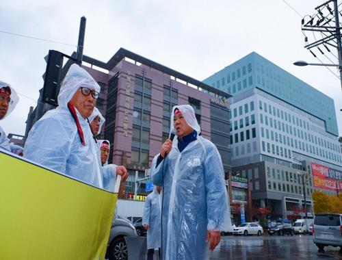 '테러' 발언 반발…한국GM 노조 홍영표 사무실 농성 확대