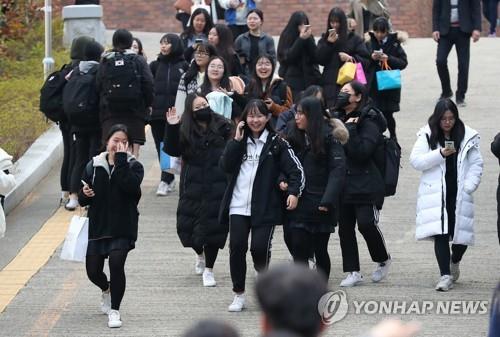 '지진 악몽' 포항지역 수능 무사히 끝났다…가족들 "고생했다"