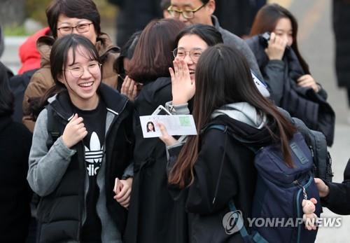 '지진 악몽' 포항지역 수능 무사히 끝났다…가족들 "고생했다"