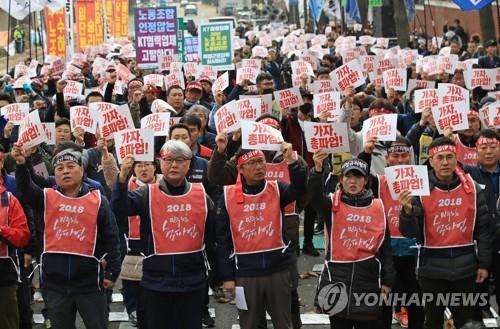 이총리 "집회·시위 부쩍 늘었다…합법 범위에서 이뤄져야"