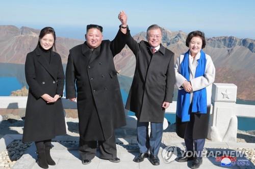 금강산서 갈채 받은 남북정상…"극적인 변화·꿈같은 현실"