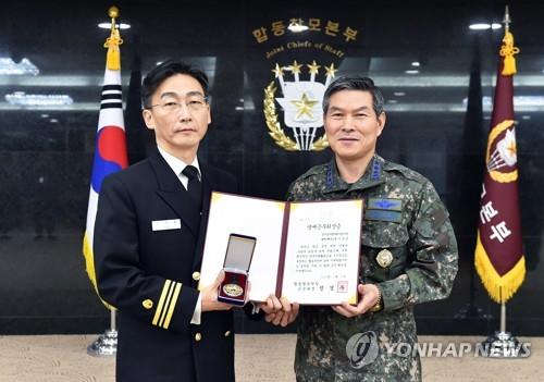 JSA 귀순자 살린 이국종 교수, '명예 해군중령' 진급