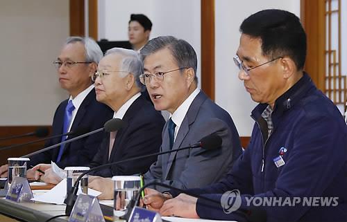 문대통령 "탄력근로 확대 논의시 장시간노동 금지·임금 보전도"
