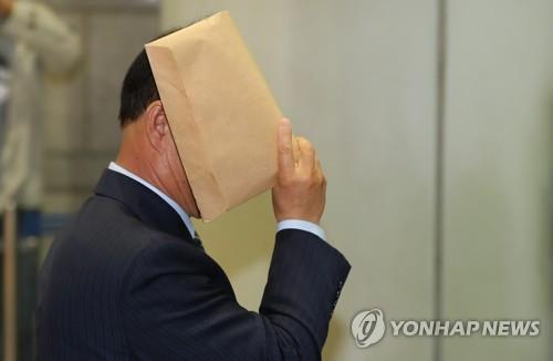 '채동욱 뒷조사·위증' 서초구청 간부 2심서 집유로 감경