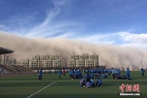 '올겨울 최악' 스모그 낀 베이징…간쑤성 '높이 100ｍ' 모래폭풍