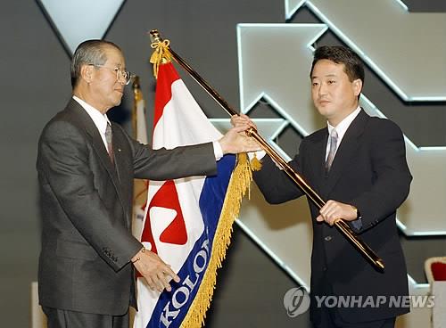 코오롱 이웅열, '23년 회장직' 전격 사퇴…"금수저 힘들었다"