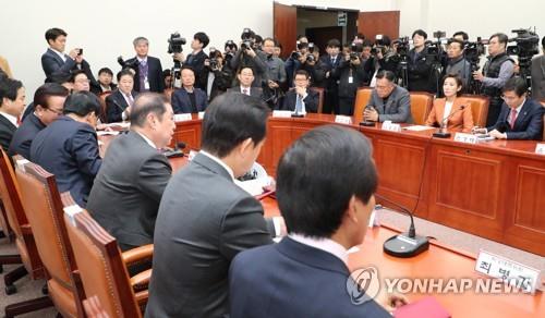 한국당, 비대위 인적청산 앞두고 친박·비박 중진들 '성토'