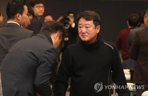 코오롱 이웅열 "아들 경영승계, 나중에 능력있다 판단돼야 가능"