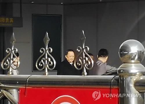 북한매체 "리용호 외무상, 베트남·시리아 방문차 평양 출발"