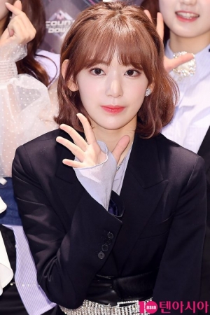 [TEN PHOTO] 아이즈원 미야와키 사쿠라 &#39;청순함에 예쁨은 덤&#39;