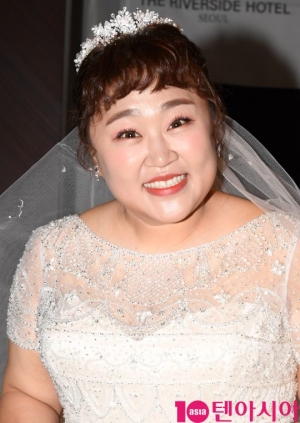 [TEN PHOTO]홍윤화 &#39;이쁜 새 신부 인사드려요&#39;