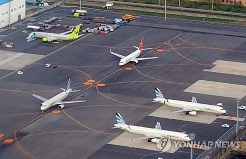 국토부 "김해공항 확장안 검토 한국공항공사에 지시"