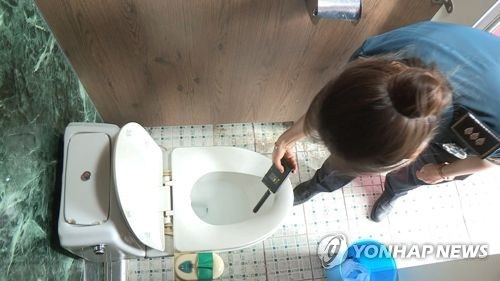 "몰카 아니라 해충퇴치기"…화장실에 설치하고 발뺌