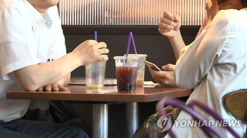 "커피 테이크아웃 시 일회용품 사용 여전…10명 중 9명"