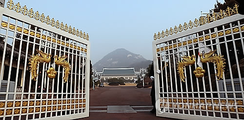 靑 특감반원이 경찰에 지인 수사 캐물어…공직기강 연일 '도마'