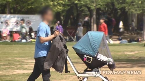 저출산 속에도 '육아 전담' 남편수 12개월 연속 늘었다