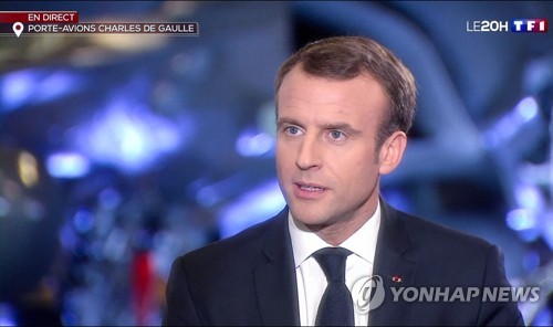 프랑스 뒤덮은 '노란 조끼' 물결…마크롱, 취임후 최대 위기