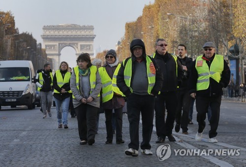 프랑스 뒤덮은 '노란 조끼' 물결…마크롱, 취임후 최대 위기