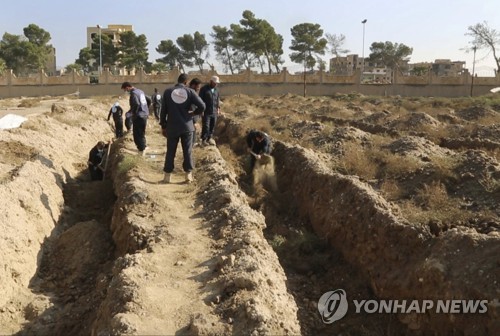 "한구덩이 1천500구"…집단무덤서 드러난 'IS수도 해방戰' 참상