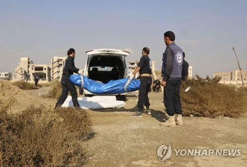 "한구덩이 1천500구"…집단무덤서 드러난 'IS수도 해방戰' 참상