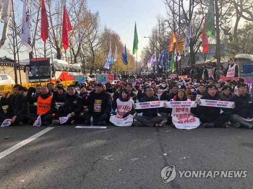 민주노총, 청와대 접근 시도…"잡월드, 비정규직 직접 고용"