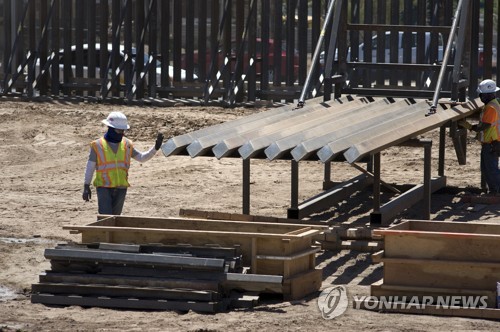 트럼프 "불법이민자 '잡았다가 놔주기'는 옛날 용어…이젠 구금"