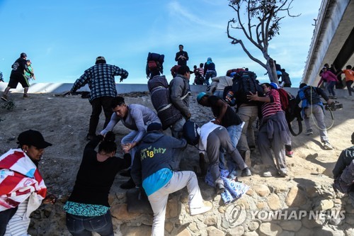 멕시코, 美 불법입국 시도 98명 추방 절차…경비 강화