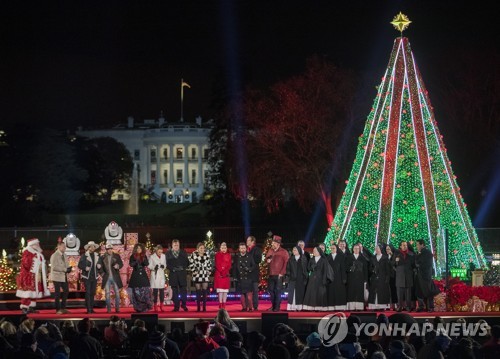 "메리 크리스마스" 트럼프, 백악관 대형 트리에 점등