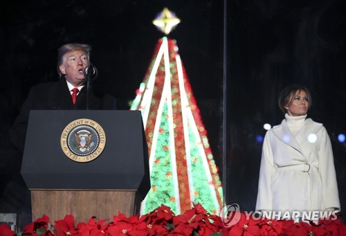 "메리 크리스마스" 트럼프, 백악관 대형 트리에 점등