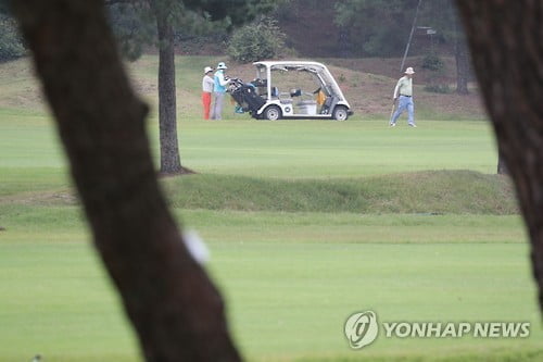 "내사만 7개월째" 김병준 골프접대 의혹…딜레마 빠진 강원경찰