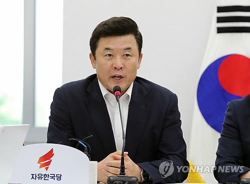 한국 "이재명 부부, 이중적 행위 중단하고 국민에 사과해야"