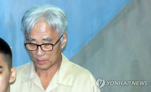 '극단원 성추행' 이윤택 추가 기소…"강제성 없었다" 주장