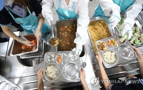 내년부터 서울 모든 고등학교 3학년 무상급식 먹는다