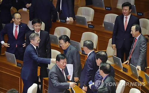 문대통령, 연설 주요 대목마다 한국당 의원들에 시선 둬