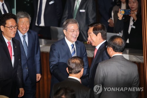 문대통령, 연설 주요 대목마다 한국당 의원들에 시선 둬