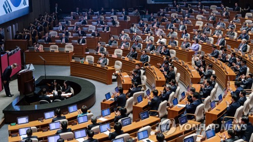 문대통령, 연설 주요 대목마다 한국당 의원들에 시선 둬