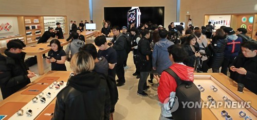 이통협회 "애플, 유통망에 시연폰 강매 '갑질'…부담 가중"