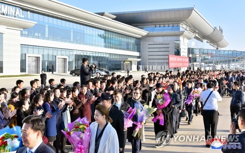 김정은,中예술인 공연관람…"풍파 이겨온 조중친선에 밝은 전도"