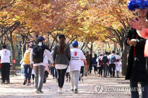 '오색빛깔 단풍 구경가자'…전국에 행락 인파 북적