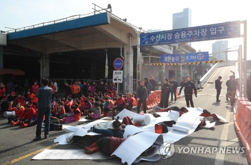 옛 노량진수산시장 단전·단수…물고기 떼죽음, 촛불 켜고 장사